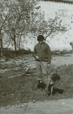 J. Brotóns con su perro: "Monsieur", en el jardín de la bodega: “Santa Pola”, fundada por su abuelo Joaquín, en 1920. Foto: Oscar García Benedí. 1969.