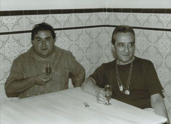 Joaquín Brotóns y su entrañable amigo el poeta, Vicente Núñez (Premio de la Crítica), en la taberna: "El Tuta", de Aguilar de la Frontera (Córdoba). 10 de septiembre de 1986.