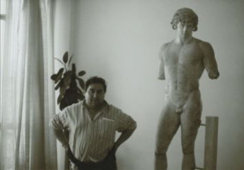 Joaquín Brotóns, ante la estatua de “Antínoo”, en el Museo Nacional de Atenas. Grecia, 1988. Foto: Miguel Peñasco Velasco.