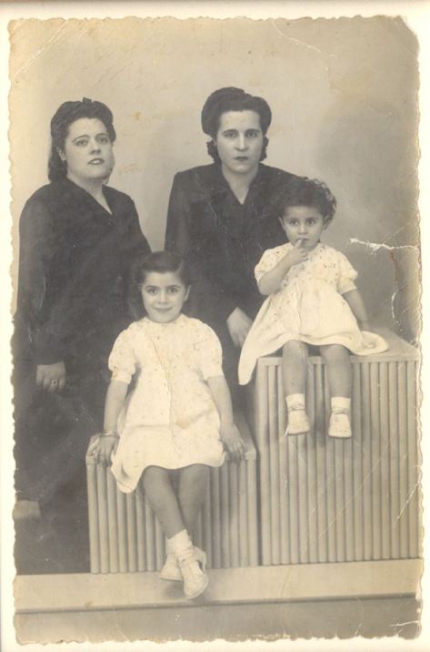 De izda a dcha: Luisa y María Jesús Peñasco Sánchez (Madre del poeta) con las niñas Isabel Y María Jesus (Hermanas del vate) Foto: Prieto. Valdepeñas, hacia, 1945-46.
