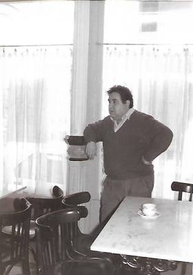 Foto de los años 90, J. Brotóns en el: “Café Local”, de Valdepeñas. Foto: J.L Pardo.