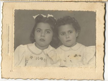 Isabel y María Jesús, hermanas de J. Brotóns. Foto: Estudio Uclés, Valdepeñas. Hacia, 1950-51.
