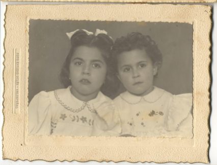 Isabel y María Jesús, hermanas de J. Brotóns. Foto: Estudio Uclés, Valdepeñas. Hacia, 1950-51.