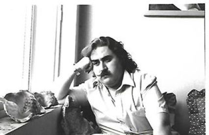 Joaquín Brotóns, en el estudio que tenía en casa de sus padres, en Valdepeñas. Foto: J. L. Campos Lérida. Hacia, 1981.