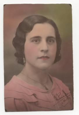 Foto coloreada a mano de la madre de J. Brotóns, doña María Jesús Peñasco Sánchez, realizada por Foto: Prieto. Valdepeñas. Hacia 1930-32.