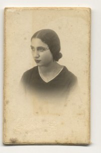 Mi querida tía paterna: Felisa-Consolación Brotóns Gonzálvez, en su juventud. Nació el 11 de abril de1914, en la calle Balbuena, 5, en Valdepeñas (Castilla-La Mancha. La foto puede ser de 1933-34.