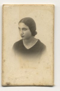 Mi querida tía paterna: Felisa-Consolación Brotóns Gonzálvez, en su juventud. Nació el 11 de abril de1914, en la calle Balbuena, 5, en Valdepeñas (Castilla-La Mancha. La foto puede ser de 1933-34.