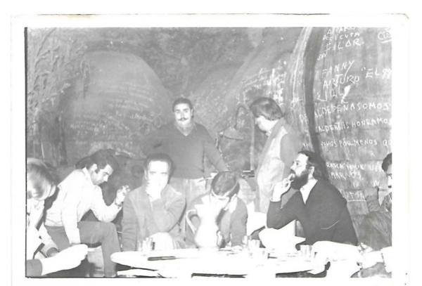J. Brotóns leyendo poemas en la cueva-bodega varias veces centenaria del grupo artístico-literario: "El Trascacho", en Valdepeñas (Castilla-La Mancha). Hacia, 1975-76.