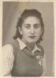 Su tía paterna: Isabel, que fue la madrina de bautismo del poeta, junto a su padre: Joaquín Brotóns Fenoll. Hacía, 1943-45.