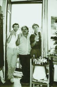 Foto de los años 80, en la que el poeta J. Brotóns está en Madrid con el pintor Oscar Benedí y el fotógrafo Carlos Tarancón, en una noche loca...