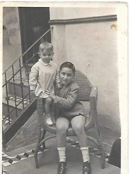 Joaquín Brotóns y su pariente el niño: "Juanín", en el zaguán de la casa de su tío paterno, Joaquín. Hacía, 1963-64.