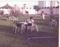 Fotografía de 1983, en la que el poeta J. Brotóns está en la terraza de un hotel, en el Puerto de Santa María (Cádiz). Foto: Valentín Hidalgo Rubio.