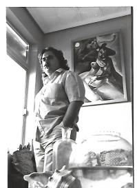 J. Brotóns, en su estudio, en casa de sus padres. Al fondo obra de Javier Campos. Foto: J.L Campos, 1981.