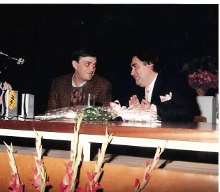 Mirada cómplice entre el catedrático y estudioso de la obra de Brotóns, Luis de Cañigral y el poeta Joaquín Brotóns, en un acto cultural, en la Casa de Cultura de Valdepeñas, 1988.