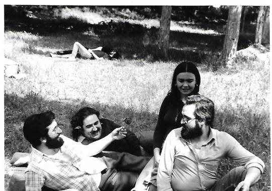 De izda a dcha: Vicente Nello (pintor), Joaquín Brotóns (poeta), Raúl Carbonell (escritor) y una amiga, en una zona verde de Valdepeñas (Castilla-La Mancha), denominada: "Las Aguas", en 1978.