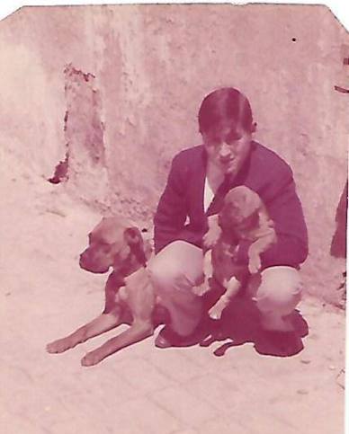 Fotografía de 1967: Joaquín Brotóns con sus perros: "Tatiana" y "Monsieur": Foto: Oscar García Benedí.
