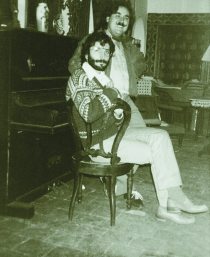 De izda a dcha: el pintor, paisano y amigo Vicente Nello y Joaquín Brotóns Peñasco. Valdepeñas, 1982.