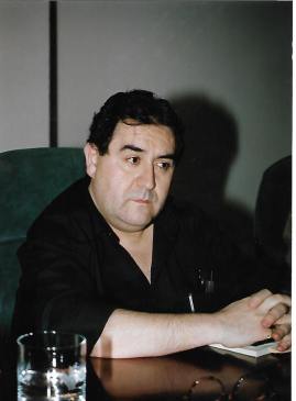 Joaquín Brotóns durante una lectura de sus poemas en el salón de actos de la Caja Rural de Málaga, en Málaga, 1998.
