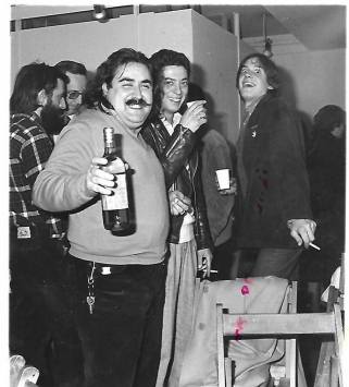 De izda a dcha: Joaquín Brotóns (poeta), Oscar Benedí (pintor) y Valentín Hidalgo (actor), los tres íntimos amigos y paisanos. Madrid. Hacia, 1981. Foto: Carlos Tarancón.