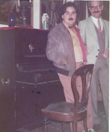 De izda a decha: El poeta Joaquín Brotóns y el escritor Raúl Carbonell, en Valdepeñas, Noviembre de 1982.