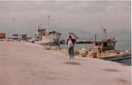 Joaquín Brotóns en el puerto del Pireo, tras regresar de Creta (Grecia), 1988.