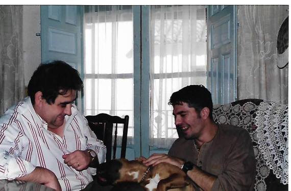 Joaquín Brotóns con su perra: "Reina" y su sobrino Javier, en Valdepeñas,1995.