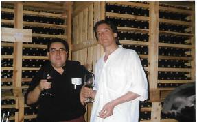 Joaquín Brotóns y Valentín Hidalgo, tomando una copa de vino tinto, en Valdepeñas, el 11/7/1998.