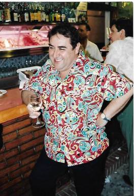 Joaquín Brotóns degustando una copa de vino blanco, en un bar de Torremolinos (Málaga). Año 1994.