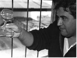 Joaquín Brotóns analizando una copa de vino blanco, en las bodegas familiares. Foto: Javier Guzmán Brotóns, Valdepeñas, Octubre de 1989.