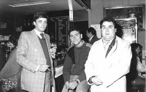 De izda a dcha: Luiis de Cañigral, Pedro A. González Moreno y Joaquín Brotóns, en un bar de Madrid, 1986.