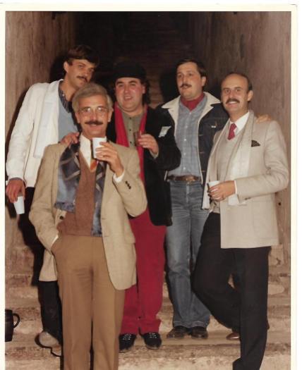 De izquierda a derecha y de arriba abajo: Luis de Cañigral, Joaquín Brotóns, Cecilio Moreno, Miguel Galanes y Raúl Carbonell, en la escalera de la cueva-bodega del grupo artístico-literario: "El Trascacho", en Valdepeñas, 19/11/1983.