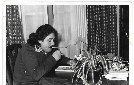Joaquín Brotóns, en casa de sus padres, cuando aún fumaba. Foto: Navarrete: Hacia 1980.