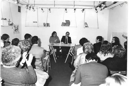 Joaquin Brotóns y Carlos Murciano (Premio Nacional de Literatura), presentando el libro de Brotóns: "La soledad de la luna", en la librería Futuro", Madrid, 1981.