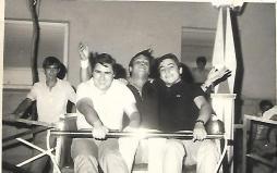 De izda a dcha: Joaquín Brotons Peñasco, Jerónimo Barba y Matías López-Tello, en la atracción: "El Látigo", en la Feria de Agosto de Valdepeñas, 1971.