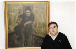 Joaquín Brotons Peñasco, ante en retrato que le hizo su amigo el pintor cubano Heriberto Mora Macías, que se expuso en una exposición que dicho artista hizo en la Casa de Cultura de Valdepeñas, en Septiembre de 1993.