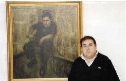 Joaquín Brotons Peñasco, ante en retrato que le hizo su amigo el pintor cubano Heriberto Mora Macías, que se expuso en una exposición que dicho artista hizo en la Casa de Cultura de Valdepeñas, en Septiembre de 1993.