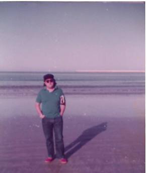 Joaquín Brotons Peñasco, en una playa del Puerto de Santa María (Cadiz), en 1983, donde visitó la ciudad y varias bodegas centenarias e históricas, junto a su amigo y paisano el actor Valentín Hidalgo Rubio. Foto: Valentín Hidalgo.