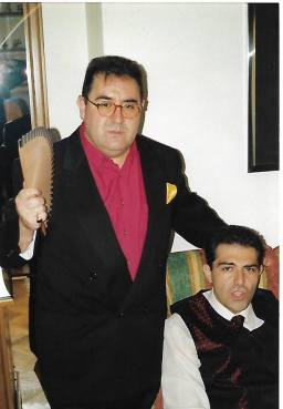 Joaquín Brotóns, abanicándose, junto a su sobrino Vicente, en Madrid, en casa de su hermana: "Maruja".