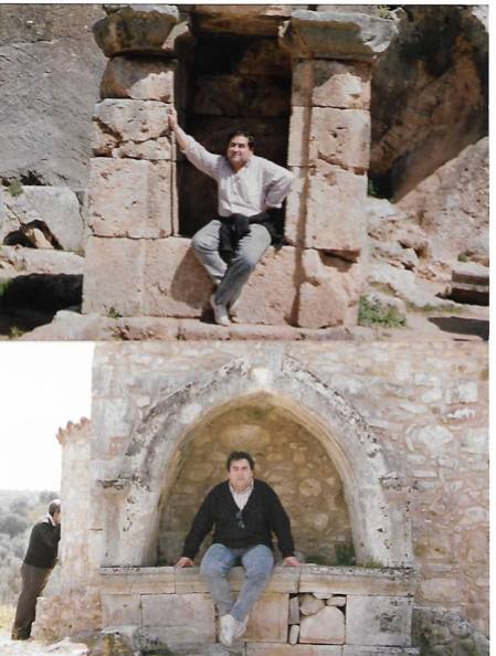 2 fotos del año 1988, en las que J. Brotons está en Delfos (Grecia), en unos tiempos en los que podías fotografiarte, ahora está prohibido y lo ven de lejos, ya que un guía los lleva como si los visitantes fueran ganado...