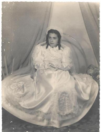 Foto de primera comunión de la querida hermana del poeta J. Brotons, Isabel. Foto: Vda. Prieto, Valdepeñas, 1950.