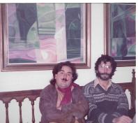 El poeta Joaquín Brotons Peñasco y el pintor paisano y amigo Vicente Nello, en el estudio del pintor, Valdepeñas, Noviembre de 1982.
