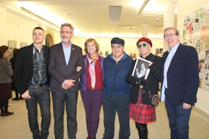 Joaquín Brotóns, en el centro y con gorra de marinero, junto a Paco Clavel y Cristina Galán, entre otros amigos y paisanos, en el Museo Municipal de Valdepeñas, abril de 2018.