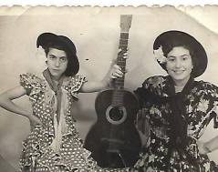 De izda a dcha: Isabel Brotóns Peñasco e Isabel Brotóns Sánchez, hermana y prima del poeta Joaquín Brotóns Peñasco, respectivamente. La foto es de autor desconocido, pero fue "tirada", el 3 de agosto de 1952, en una feria o verbena.