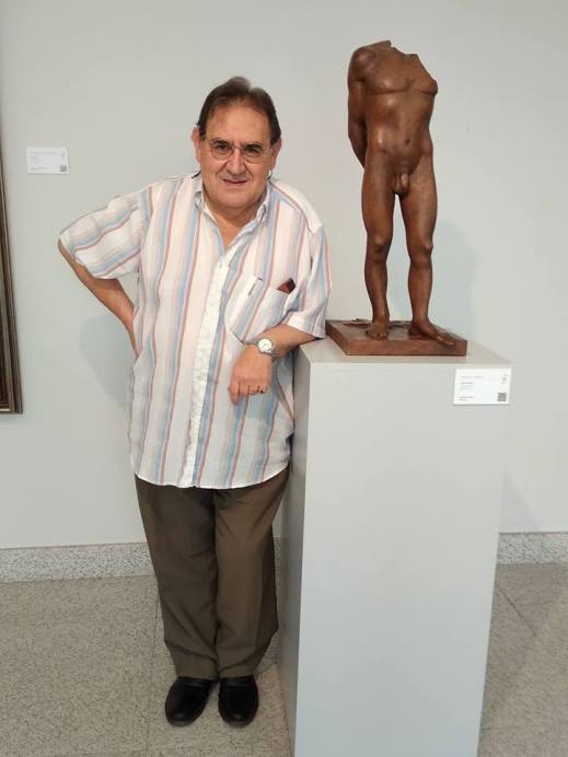 Joaquín Brotons en el Museo Municipal de Valdepeñas, junto a la escultura en madera: "Adolescente", de Francisco Aparicio. 19 de septiembre del 2018.