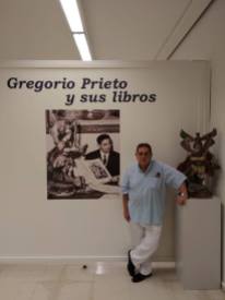 Joaquin Brotons Peñasco, en la entrada de la exposición: "Gregorio Prieto y sus libros", en el Museo-Fundación que el ilustre artista, paisano y amigo del poeta, tiene en Valdepeñas, su ciudad natal. 21-9-2018.