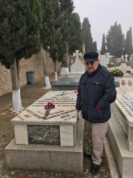 Joaquín Brotóns, tras poner flores en la tumba de su paisano el poeta Juan Alcaide. 1/11/2018. Foto: Alfonso Manzanares Garvín.