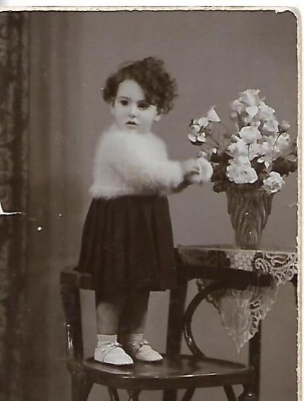 Isabel Brotóns Sánchez -prima hermana del poeta Joaquin Brotons Peñasco-. Foto de autor desconocido, hacia 1938.