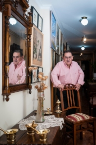 J. Brotóns en el pasillo de su casa. Foto: Jesús Maroto. Valdepeñas, 2018.
