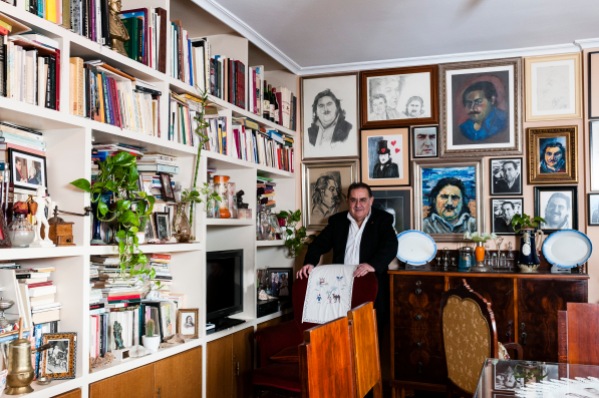 J. Brotóns en el salón de su casa. Foto: Jesús Maroto. Valdepeñas, 2018.