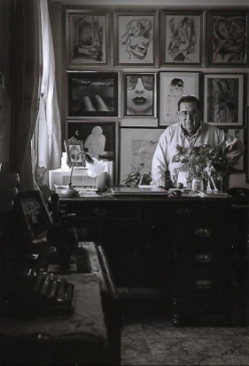 El poeta Joaquin Brotons Peñasco, tras su mesa de despacho. Foto en blanco y negro: Jesús Maroto. Valdepeñas, 2018.